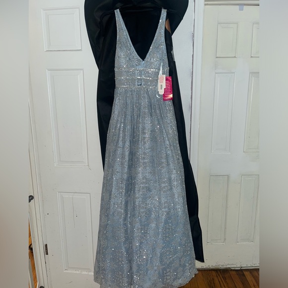 Formal dress for prom/gala/event - Picture 2 of 4